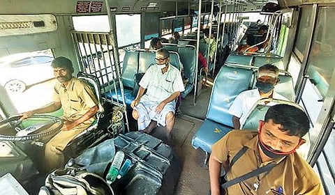 கார்த்திகை தீப திருவிழாவை காண பொதுமக்களுக்கு தடை விதிக்கப்பட்டதால் நேற்று வேலூரில் இருந்து திருவண்ணாமலைக்கு இயக்கப்பட்ட அரசுப் பேருந்தில் குறைவான பயணிகளே சென்றனர். படம்: வி.எம்.மணிநாதன்.