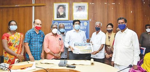 திருநெல்வேலியில் தாமிரபரணி ஆற்றின் குறுக்கேயுள்ள சுலோச்சனா முதலியார் ஆற்றுப்பாலத்தின் 178-வது ஆண்டு தொடக்க விழாவன்று, அப்பாலத்தை கட்டிய சுலோச்சனா முதலியாரை பெருமைப்படுத்தும் வகையில், அவரது வாரிசுகளை ஆட்சியர் விஷ்ணு கவுரவித்தார். படம்: மு.லெட்சுமி அருண்