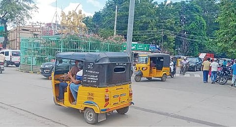 தெப்பக்குளம் பகுதியில் போக்குவரத்து மாற்றத்தால் மருதுபாண்டியர்கள் சிலையைச் சுற்றிச் செல்லும் வாகனங்கள்.