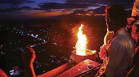 திருக்கழுக்குன்றம் வேதகிரீஸ்வரர் மலைக்கோயிலில் மகாதீபம் ஏற்றப்பட்டது.