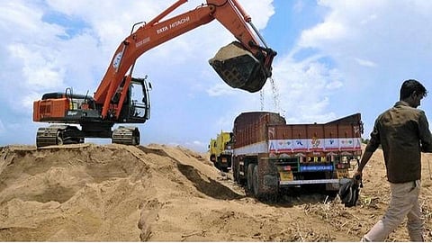 தங்கத்தின் விலைக்கு இணையாக தமிழகத்தில் மணல் விற்பனை செய்யப்படுகிறது: உயர் நீதிமன்ற மதுரைக் கிளை நீதிபதிகள்