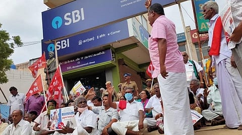 டெல்லியில் போராடும் விவசாயிகளுக்கு ஆதரவாக விருதுநகரில் வங்கி முற்றுகை போராட்டம்: 52 பேர் கைது