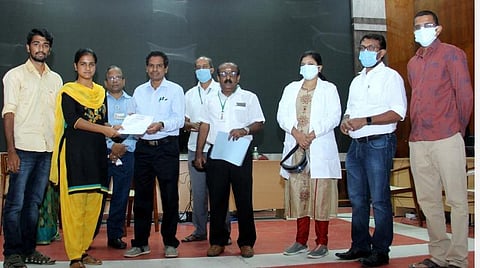 முன்னாள் ராணுவத்தினர் வாரிசுகளுக்கான இட ஒதுக்கீட்டில் சேர்க்கை ஆணை பெற்றுக் கொண்ட மாணவர்கள்.