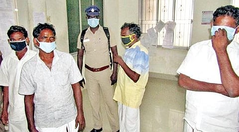 ராணிப்பேட்டை நீதிமன்றத்தில் கொலை வழக்கில் ஆயுள் தண்டனை பெற்ற 4 பேர்.