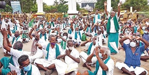 டெல்லியில் போராட்டம் நடத்தி வரும் விவசாயிகளுக்கு ஆதரவு தெரிவித்து, திருச்சி ஜங்ஷன் ரயில் நிலையத்தில் நேற்று போலீஸாரின் தடையை மீறி ரயில் மறியலில் ஈடுபடுவதற்காகச் சென்ற மார்க்சிஸ்ட் கம்யூனிஸ்ட், ஜனநாயக வாலிபர் சங்கத்தினர் உள்ளிட்டோர். (அடுத்த படம்) திருச்சி ஆட்சியர் அலுவலகம் முன் நேற்று மாநிலத் தலைவர் பி.அய்யாக்கண்ணு தலைமையில், கோரிக்கைகள் அடங்கிய துண்டுப் பிரசுரங்களை ராக்கெட் போல செய்து பறக்கவிட்ட தேசிய- தென்னிந்திய நதிகள் இணைப்பு விவசாயிகள் சங்கத்தினர்.படங்கள்: ஜி.ஞானவேல்முருகன்