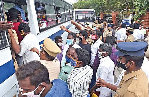 சாலையை சீரமைக்கக் கோரி, சேலம் ஆட்சியர் அலுவலகத்தில் மனு அளிக்க வந்த ஓமலூர் அடுத்த பச்சனம்பட்டியைச் சேர்ந்த கிராம மக்கள் மறியலில் ஈடுபட்டனர். இதையடுத்து அவர்களை போலீஸார் கைது செய்து வேனில் ஏற்றினர்.படம்: எஸ்.குரு பிரசாத்