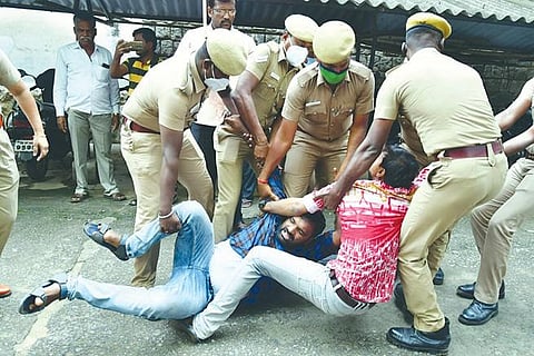 திண்டுக்கல்லில் முற்றுகைப் போராட்டம் நடத்திய மார்க்சிஸ்ட் கட்சியினரை குண்டுக்கட்டாகத் தூக்கி அப்புறப்படுத்தும் போலீஸார்.