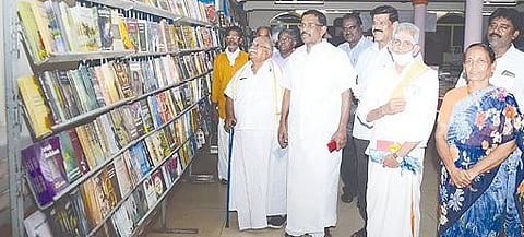 சிவகங்கை பஸ் நிலையம் அருகே தனியார் மகாலில் நடந்த புத்தக கண்காட்சியை தொடங்கிவைத்துப் பார்வையிட்ட முன்னாள் எம்எல்ஏ குணசேகரன்.