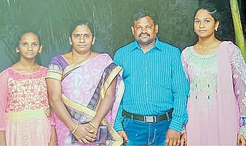 வளர்மதி தனது கணவர் அருண் மற்றும் மகள்களுடன் எடுத்துக் கொண்ட புகைப்படம்.