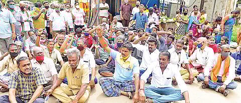 புட்டுத்தோப்பு மைதானத்தில் சாலை அமைக்க எதிர்ப்பு தெரிவித்து அப்பகுதியினர் சாலை மறியலில் ஈடுபட்டனர். படம்: எஸ்.கிருஷ்ணமூர்த்தி