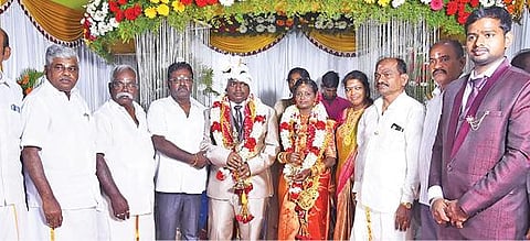 வடலூர் தொழிலதிபர் டி.ஆர்.எம் இல்ல திருமண விழாவில் பங்கேற்றோர் மணமக்களை வாழ்த்தினர்.