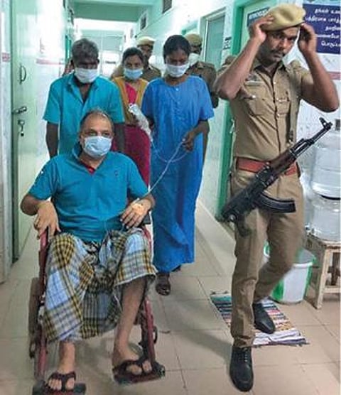 விழுப்புரம் தனியார் மருத்துவமனைக்குள் துப்பாக்கி ஏந்திய போலீஸ் பாதுகாப்புடன் மருத்துவ பரிசோதனைக்கு வீல் சேரில் அழைத்து செல்லப்படும் பேரறிவாளன்.