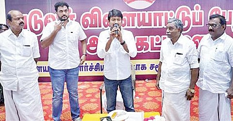 மன்னார்குடி அருகே வடுவூரில் உள்ள உள் விளையாட்டு அரங்கத்தில் நேற்று விளையாட்டு வீரர்கள் மத்தியில் பேசிய திமுக இளைஞரணி செயலாளர் உதயநிதி ஸ்டாலின்.