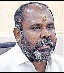 தாழ்வு மண்டல நகர்வு தொடர்ந்து கண்காணிப்பு மக்கள் அச்சப்பட வேண்டாம்: அமைச்சர் ஆர்.பி.உதயகுமார் தகவல்