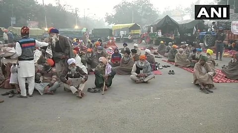 டெல்லியில் போராட்டம் நடத்தி வரும் விவசாயிகள்: படம் | ஏஎன்ஐ.