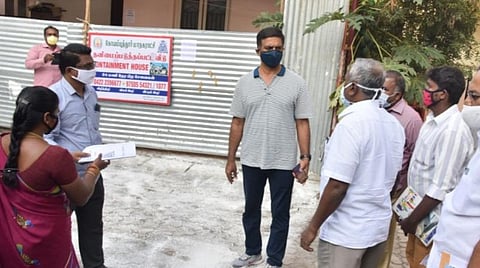 கோவை ஒண்டிப்புதூர் பகுதியில் தனிமைப்படுத்தப்பட்ட இடத்தில் இன்று ஆய்வு செய்த மாநகராட்சி ஆணையர் பெ.குமாரவேல் பாண்டியன்.