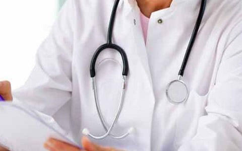 கட்டணம் செலுத்த முடியாமல் மருத்துவக் கல்வி வாய்ப்பை தவறவிட்ட அரசுப்பள்ளி மாணவர்களுக்கு மீண்டும் சீட்: உயர் நீதிமன்றத்தில் அரசு தகவல்