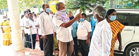 திருப்பத்தூர் மாவட்ட ஆட்சியர் அலுவலகத்தில் மனு அளிக்க வந்த காவேரிப்பட்டு பால் கூட்டுறவு சங்கத்தின் நிர்வாக குழு உறுப்பினர்கள். படம்:ந.சரவணன்.