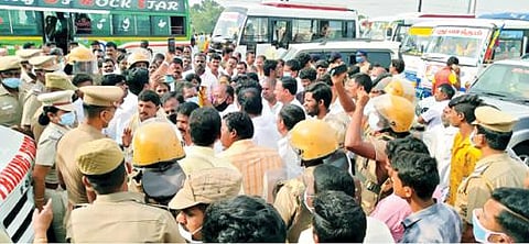 ஆம்பூர் அடுத்த மாதனூர் பகுதியில், சென்னைக்கு செல்ல முயன்ற பாமகவினரை தடுத்து நிறுத்திய காவல் துறையினர்.