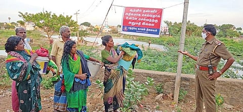 புயல் எச்சரிக்கையை அடுத்து, தாமிரபரணி ஆற்றில் குளிப்பதற்கு தடை விதிக்கப்பட்டுள்ளது. அதைமீறி, திருநெல்வேலி சந்திப்பு அருகே மீனாட்சிபுரத்தில் ஆற்றில் குளித்துவிட்டு திரும்பிய பெண்களிடம், வெள்ள அபாயம் குறித்து அறிவுறுத்திய சிறப்பு உதவி காவல் ஆய்வாளர் கோயில்பிள்ளை. படம்: மு.லெட்சுமி அருண்