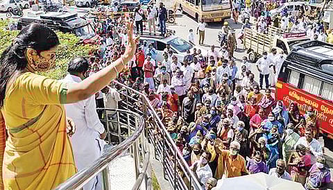 ஈரோடு பன்னீர்செல்வம் பூங்காவில் உள்ள கருணாநிதி சிலைக்கு மாலை அணிவித்த திமுக மகளிரணிச் செயலாளர் எம்.பி கனிமொழி, அங்கு கூடியிருந்த தொண்டர்களுக்கு கை அசைத்து வாழ்த்து தெரிவித்தார்.