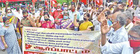 டெல்லியில் போராட்டம் நடத்திவரும் விவசாயிகள் மீது தாக்குதல் நடத்தியதை கண்டித்தும், புதிய வேளாண் சட்டத்தை ரத்து செய்யக் கோரியும், சேலம் ஆட்சியர் அலுவலகம் முன்பு மார்க்சிஸ்ட் கம்யூனிஸ்ட் கட்சி சார்பில் கண்டன ஆர்ப்பாட்டம் நடந்தது. படம்: எஸ். குரு பிரசாத்