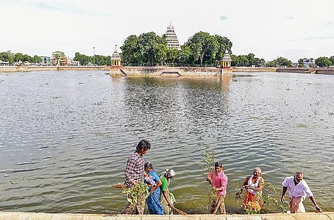 வண்டியூர் மாரியம்மன் தெப்பக்குளத்தை சுத்தம் செய்த பொதுமக்கள் படம்: எஸ்.கிருஷ்ணமூர்த்தி