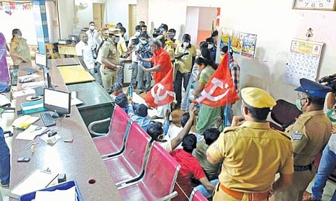 விவசாயிகளுக்கு ஆதரவாக மத்திய அரசு அலுவலகங்கள் முற்றுகை கோவை, திருப்பூரில் மா.கம்யூ. கட்சியினர் கைது