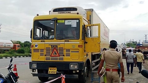 செல்போன்கள் திருடிய கும்பல் லாரியை சாலையோரம் நிறுத்திவிட்டு தப்பிச் சென்றனர். (கோப்புப்படம்)