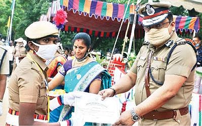 காட்பாடி அடுத்த சேவூரில் நடைபெற்ற காவலர் பயிற்சி நிறைவு விழாவில் காவலர்களுக்கு பயிற்சி அளித்த அதிகாரிகளுக்கு நினைவுப் பரிசு வழங்கிய கூடுதல் டிஜிபி அபய்குமார் சிங். அடுத்த படம்: வேலூர் கோட்டை மைதானத்தில் நடைபெற்ற நிகழ்ச்சியில், காவல் துறை கூடுதல் இயக்குநர் அபாஷ் குமார் பயிற்சி முடித்த இரண்டாம் நிலை காவலர்களுக்கு சான்றிதழ் மற்றும் பதக்கங்களை வழங்கினார்.