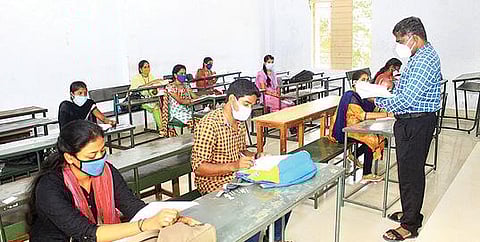 வேலூர் முத்துரங்கம் அரசு கலைக்கல்லூரி திறக்கப்பட்டு மாணவ, மாணவிகளுக்கு முகக் கவசத்துடன் சமூக இடைவெளி விட்டு அமர வைத்து பாடங்கள் நடத்தப்பட்டன. படம்: வி.எம்.மணிநாதன்.