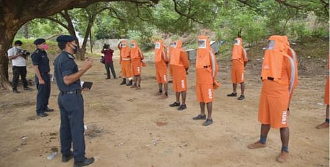 திருநெல்வேலியில் தாமிரபரணி ஆற்றில் வெள்ள அபாயம் ஏற்பட வாய்ப்புள்ள இடங்களில் தேசிய பேரிடர் மீட்பு படையினர் ஆய்வு செய்தனர். படம்: மு.லெட்சுமி அருண்