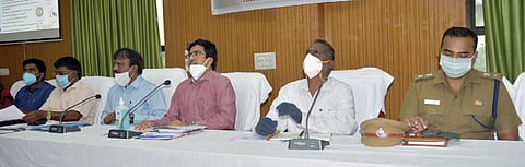 வெள்ள பாதிப்புகளை தடுக்கவும், முன்னேற்பாடுகளை ஆய்வு செய்யவும் நியமிக்கப்பட்டுள்ள சிறப்பு அதிகாரி கருணாகரன் திருநெல்வேலி மாவட்ட ஆட்சியர் அலுவலகத்தில், அனைத்துத்துறை அதிகாரிகளுடன் ஆலோசனை மேற்கொண்டார். படம்: மு.லெட்சுமி அருண்