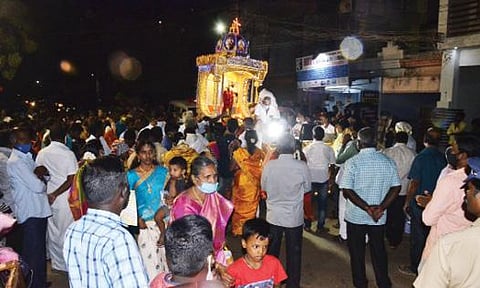 பாளையங்கோட்டை தூய சவேரியார் பேராலய திருவிழாவில் புனிதரின் சப்பரபவனி நேற்று இரவு நடைபெற்றது. படம்: மு.லெட்சுமி அருண்.