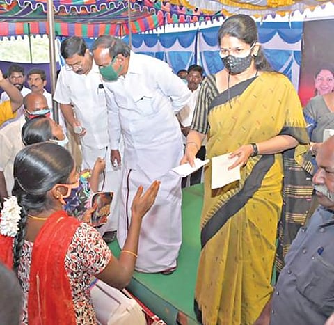 ஈரோடு மாவட்டம் மொடக்குறிச்சியில் விவசாயிகளுடனான சந்திப்பின்போது, மனுக்களைப் பெற்ற திமுக எம்பி கனிமொழி.