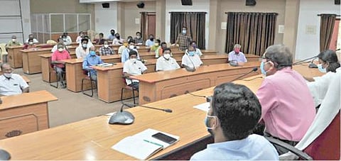 நாமக்கல் மாவட்ட ஆட்சியர் அலுவலகத்தில் நடைபெற்ற திருமண மண்டப உரிமையாளர்களுக்கான ஆலோசனைக் கூட்டத்தில் ஆட்சியர் கா.மெகராஜ் பேசினார்.