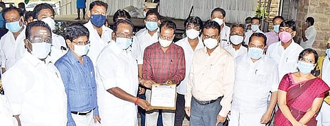 மதுரையில் விழா ஏற்பாடுகளைப் பார்வையிட்ட அமைச்சர் செல்லூர் கே.ராஜூ மற்றும் ஆட்சியர் அன்பழகன், மாநகராட்சி ஆணையர் விசாகன்.