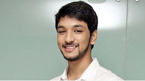 நடிகர் கவுதம் கார்த்திக்கை தாக்கி செல்போன் பறி்ப்பு