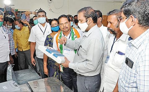 கிருஷ்ணகிரி வருவாய் கோட்டாட்சியர் அலுவலகத்தில் மின்னணு வாக்குப்பதிவு இயந்திரங்கள் மற்றும் வாக்கு சரிபார்க்கும் இயந்திரங்களில், முதல் நிலை சரிபார்ப்பு பணிகளை ஆட்சியர் ஜெயசந்திர பானு ரெட்டி தொடங்கி வைத்தார்.