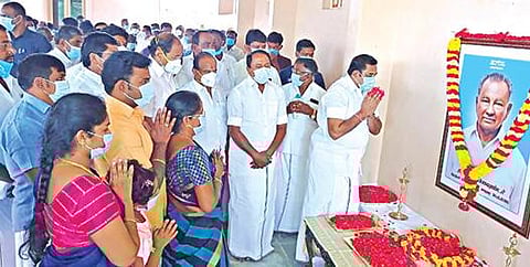 அந்தியூரை அடுத்த மைக்கேல்பாளையத்தில் மறைந்த தனது தாய்மாமா கருப்பகவுண்டர் படத்திற்கு முதல்வர் பழனிசாமி மலர் தூவி மரியாதை செலுத்தினார்.