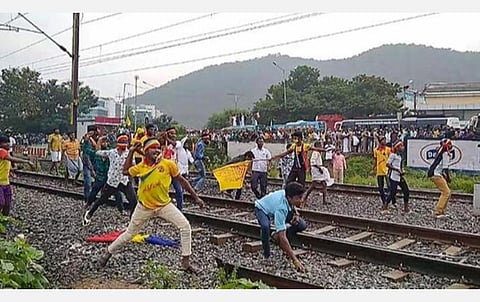 சென்னை பெருங்களத்தூரில் நேற்று முன்தினம் விரைவு ரயில் மீது கற்களை வீசி தாக்கும் பாமகவினர். (கோப்புப் படம்)