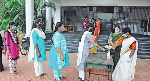 தமிழகத்தில் கரோனா தொற்று முன்னெச்சரிக்கை நடவடிக்கையாக மூடப்பட்டிருந்த கல்லூரிகள், 8 மாதங்களுக்குப் பிறகு நேற்று திறக்கப்பட்டன. சென்னை ராணி மேரி கல்லூரியில் முகக் கவசம் அணிந்து வந்த முதுகலை இறுதியாண்டு மாணவிகளுக்கு சமூக இடைவெளியைப் பின்பற்றி, உடல் வெப்பநிலை பரிசோதனை செய்யப்பட்டது. படம்: ம.பிரபு