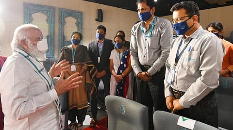 பாரத் பயோட் டெக் மருந்து நிறுவனத்தில் பிரதமர் மோடி கரோனா தடுப்பு மருந்து குறித்து கடந்த வாரம் ஆய்வு நடத்திய காட்சி: கோப்புப் படம்.