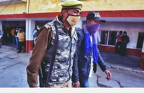 கட்டாய மதமாற்றச் சட்டத்தில் கைது செய்யப்பட்ட நபரை அழைத்துச் சென்ற போலீஸார்: படம் உதவி | ட்விட்டர்.