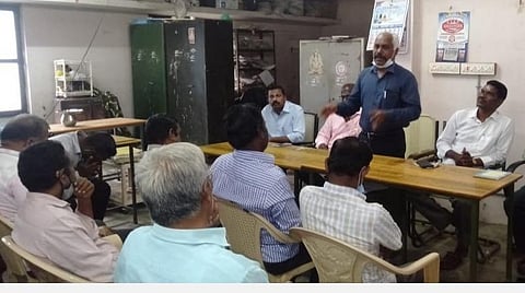 காரைக்காலில் கூட்டுறவு ரேஷன் கடை ஊழியர்களுடன் பேச்சுவார்த்தை நடத்திய அதிகாரிகள்