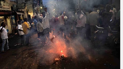 கோவை சலீவன் வீதியில் ஊர்வலமாக வந்து, பட்டாசு வெடித்து மகிழ்ச்சியை வெளிப்படுத்திய ரஜினி மக்கள் மன்ற நிர்வாகிகள், ரசிகர்கள். படங்கள்: ஜெ.மனோகரன்.