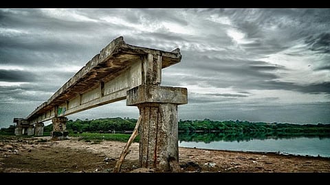 பட்டினப்பாக்கம் முதல் பெசன்ட் நகர்வரை உள்ள உடைந்த பாலத்தை கார்கள் போகும் வகையில் கட்டலாம்: உயர் நீதிமன்றம் யோசனை
