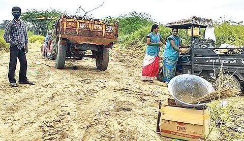 திருப்பத்தூர் அடுத்த பாச்சல் ஊராட்சியில் உள்ள ஏரியில் குப்பைக்கழிவுகளை கொட்டும் தூய்மை பணியாளர்கள்.