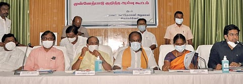 கன்னியாகுமரி மாவட்டம் பள்ளம் கிராமத்தில் நாட்டுப்படகுகள் டிராக்டர் உதவியுடன் கடற்கரையின் பாதுகாப்பான பகுதிக்கு கொண்டு செல்லப்பட்டன.