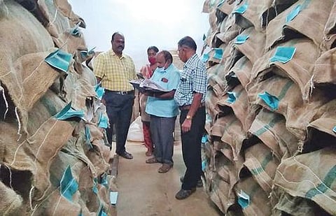 ஓசூர் வட்ட வேளாண்மை அலுவலக விதை சுத்திகரிப்பு நிலையத்தை ஆய்வு செய்த இணை இயக்குநர் ராஜேந்திரன். அருகில் ஓசூர் வேளாண் உதவி இயக்குநர் மனோகரன்.